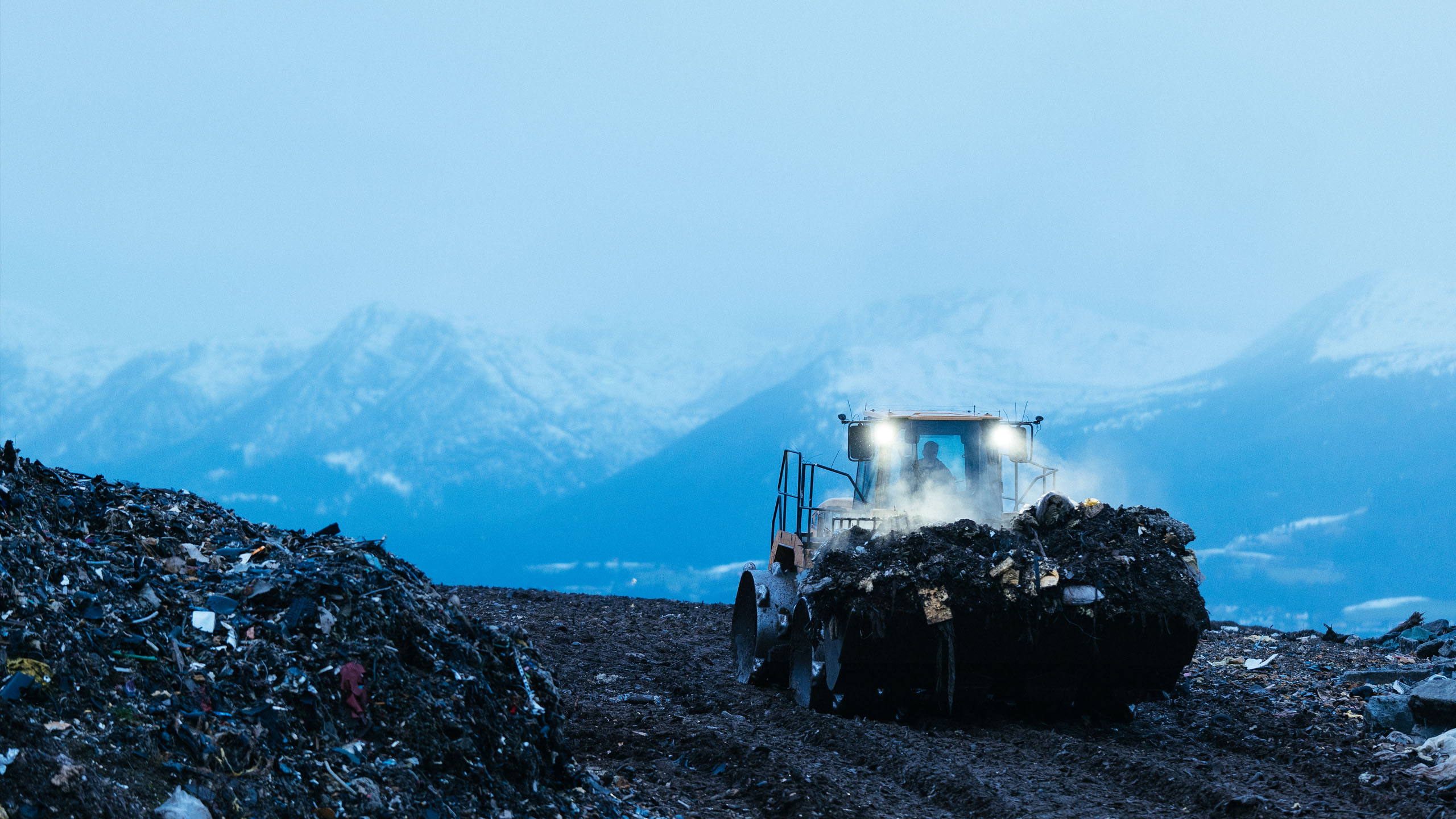 Hjullaster i arbeid på deponi for avfall