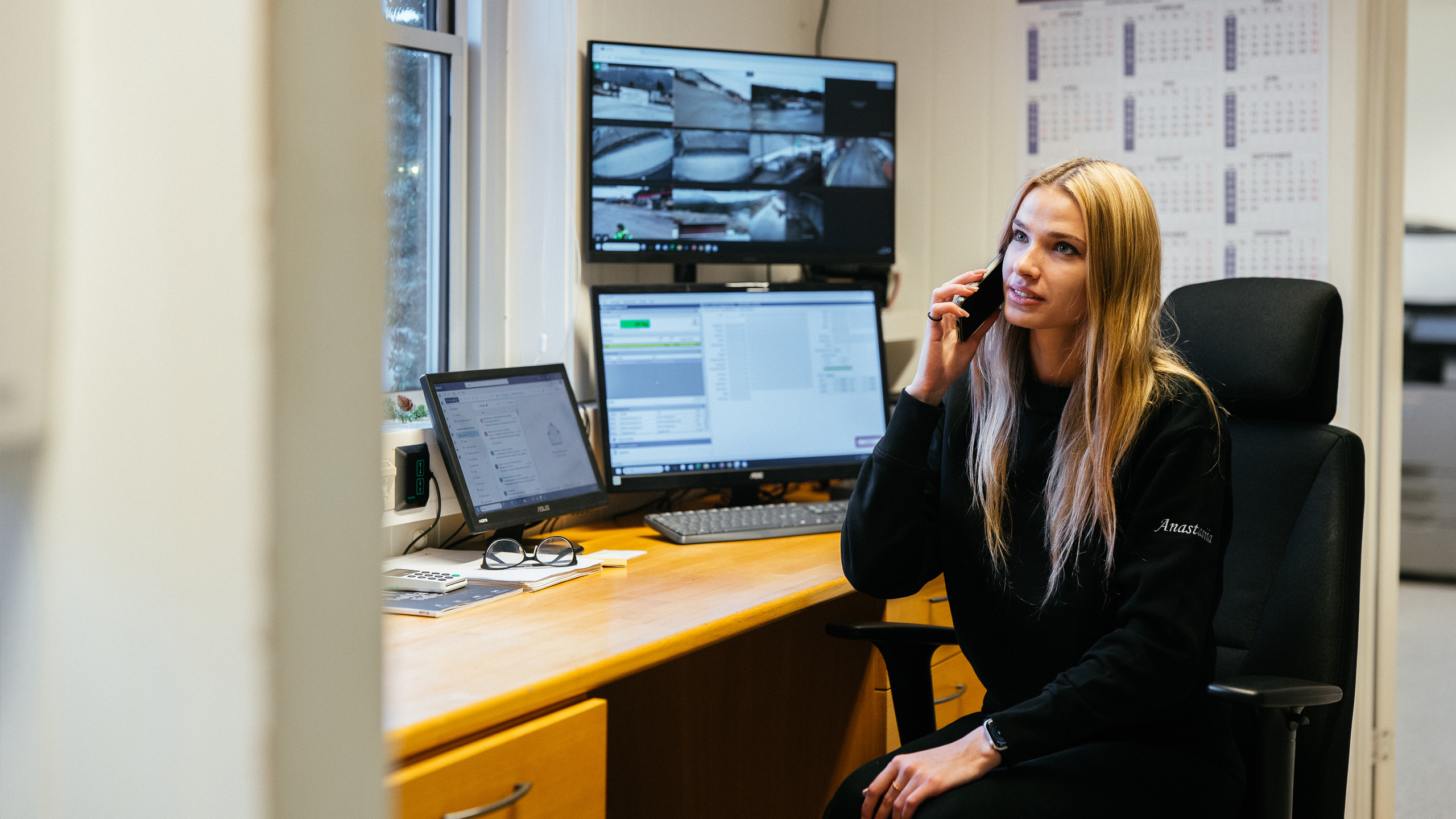 En ansatt i Vestnes Renovasjon svarer på spørsmål i telefonen